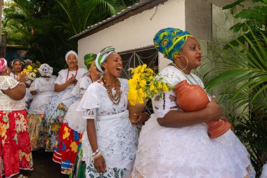Saubara, Bahia, Brezilya - 12 Haziran 2020: Bom Jesus dos Pobre ilçesindeki dini evde ibadet eden Candomble üyeleri.