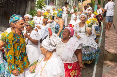 Saubara, Bahia, Brezilya - 12 Haziran 2020: Candomble üyeleri Saubara 'nın Bom Jesus dos Pobre ilçesindeki dini festivalde dans edip şarkı söylüyorlar.