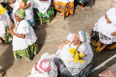 Saubara, Bahia, Brezilya - 12 Haziran 2020: Candomble üyeleri Saubara 'nın Bom Jesus dos Pobre ilçesindeki dini festivalde dans edip şarkı söylüyorlar.