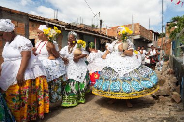 Saubara, Bahia, Brezilya - 12 Haziran 2020: Candomble üyeleri Saubara 'nın Bom Jesus dos Pobre ilçesindeki dini festivalde dans edip şarkı söylüyorlar.