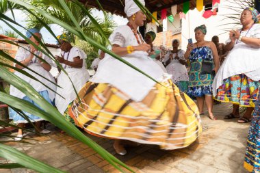 Saubara, Bahia, Brezilya - 12 Haziran 2020: Candomble üyeleri Saubara 'nın Bom Jesus dos Pobre ilçesindeki dini festivalde dans edip şarkı söylüyorlar.