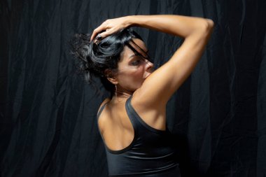 Siyah arka planda bir kadının portresi. Salvador, Bahia, Brezilya.