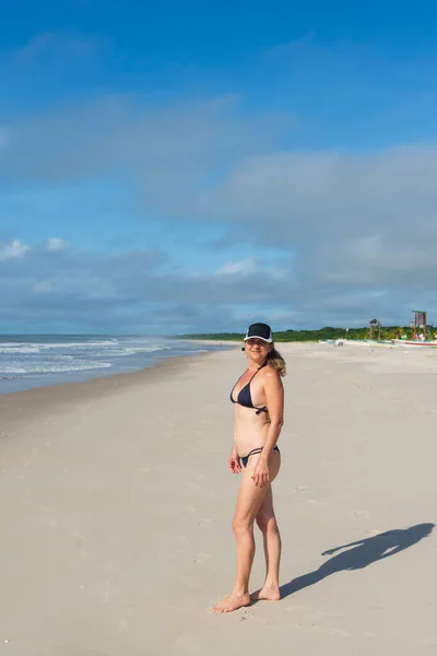 Vrouw Bikini Lopend Strand Zand Tegen Blauwe Lucht Valenca Bahia — Stockfoto