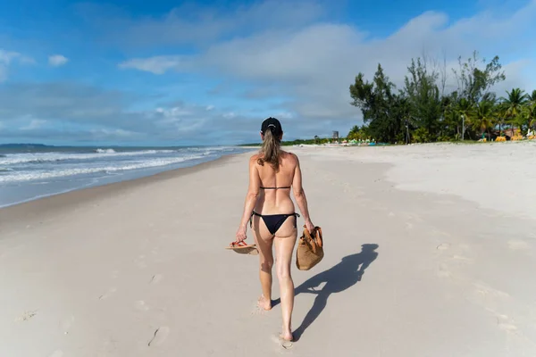 Mujer Bikini Caminando Sobre Arena Playa Contra Cielo Azul Valenca —  Fotos de Stock