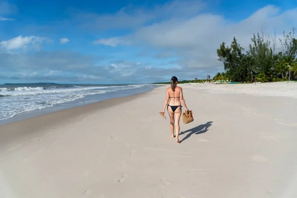 Bikinili Bir Kadın Kumsalda Mavi Gökyüzüne Karşı Yürüyor Valenca Bahia — Stok fotoğraf
