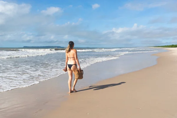 Mujer Bikini Caminando Sobre Arena Playa Contra Cielo Azul Valenca —  Fotos de Stock