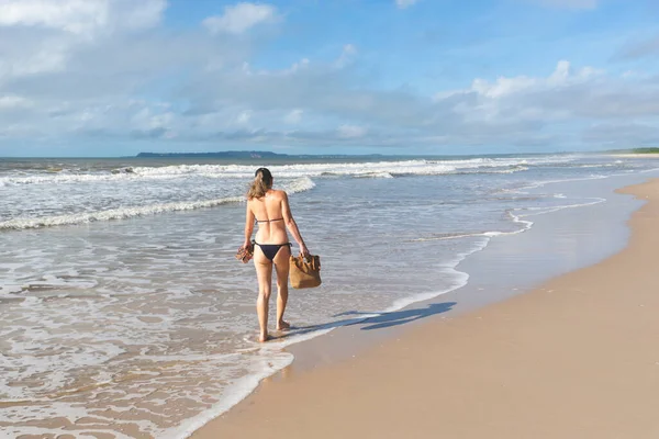 Mujer Bikini Caminando Sobre Arena Playa Contra Cielo Azul Valenca —  Fotos de Stock
