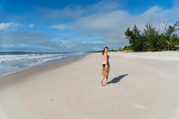 Bikinili Bir Kadın Kumsalda Mavi Gökyüzüne Karşı Yürüyor Valenca Bahia — Stok fotoğraf