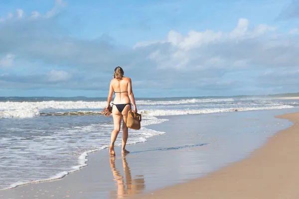 Vrouw Bikini Lopend Strand Zand Tegen Blauwe Lucht Valenca Bahia — Stockfoto