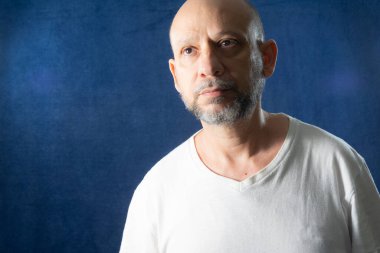 Mavi arka planda sakallı bir adamın portresi. Salvador, Bahia, Brezilya.