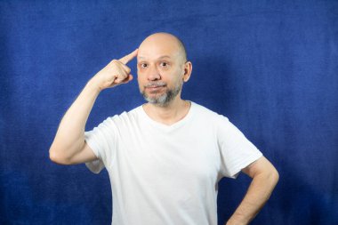 Mavi arka planda sakallı bir adamın portresi. Salvador, Bahia, Brezilya.