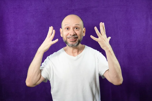 Retrato Homem Barbudo Contra Fundo Lilás Salvador Bahia Brasil — Fotografia de Stock