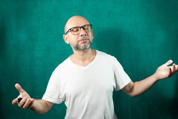 Porträt Eines Bärtigen Mannes Mit Brille Vor Grünem Hintergrund Salvador — Stockfoto