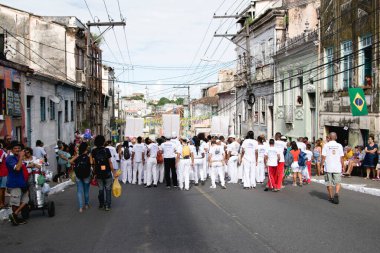 Salvador, Bahia, Brezilya - 2 Temmuz 2017: Lapinha Mahallesi, Salvador, Bahia 'da Bahia' nın Bağımsızlık Yürüyüşü 'ndeki Protestan gruplar.