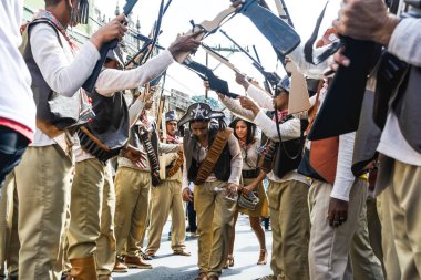Salvador, Bahia, Brezilya - 2 Temmuz 2017: Bahia 'nın Lapinha Mahallesi, Salvador, Bahia' daki Bağımsızlık Yürüyüşü 'nde Cangaceiros grubu protesto gösterisi.