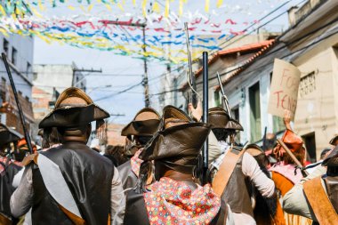 Salvador, Bahia, Brezilya - 2 Temmuz 2017: Bahia 'nın Lapinha Mahallesi, Salvador, Bahia' daki Bağımsızlık Yürüyüşü 'nde Cangaceiros grubu protesto gösterisi.