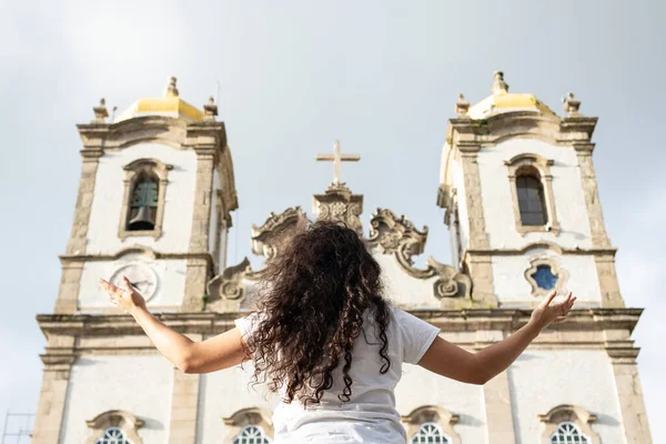 Porträtt Kvinna Med Ryggen Mot Kyrkan Salvador Bahia Brasilien — Stockfoto