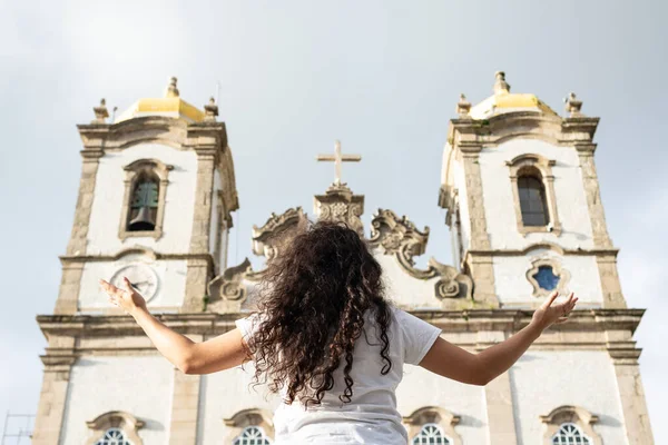 Kiliseye arkası dönük bir kadın portresi. Salvador, Bahia, Brezilya.