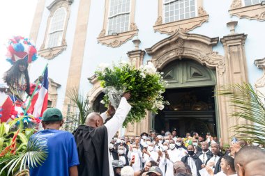 Salvador, Bahia, Brezilya - 2 Temmuz 2015: Bir grup insan Pelourinho, Salvador, Bahia 'daki Bahia Bağımsızlık Geçit Töreni' nde protesto ve geçit töreni düzenledi.