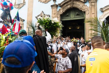 Salvador, Bahia, Brezilya - 2 Temmuz 2015: Bir grup insan Pelourinho, Salvador, Bahia 'daki Bahia Bağımsızlık Geçit Töreni' nde protesto ve geçit töreni düzenledi.