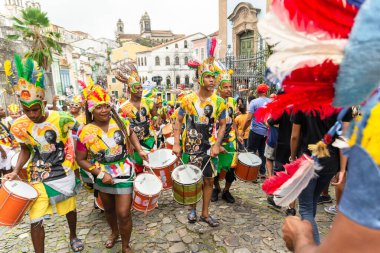 Salvador, Bahia, Brezilya - 2 Temmuz 2015: Bir grup insan Pelourinho, Salvador, Bahia 'daki Bahia Bağımsızlık Geçit Töreni' nde protesto ve geçit töreni düzenledi.
