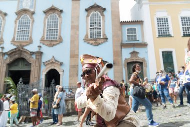 Salvador, Bahia, Brezilya - 2 Temmuz 2015: Pelourinho, Salvador, Bahia 'daki Bahia Bağımsızlık Sivil Yürüyüşü' nde halk protesto ve geçit töreni.