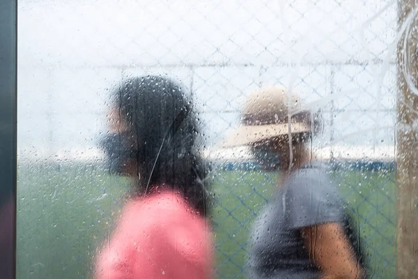Silhuetter Människor Som Passerar Bakom Vått Glas Från Regnet Salvador — Stockfoto