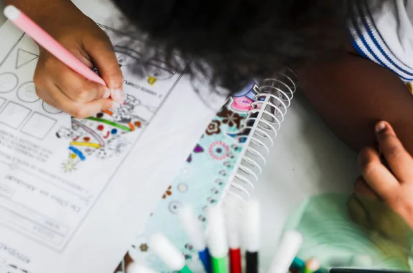 Detail Studentských Rukou Malování Psaní Barevnými Tužkami Salvador Bahia Brazílie — Stock fotografie