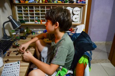 Odada oynayan ve kameraya bakan bir çocuğun portresi. Salvador, Bahia, Brezilya.