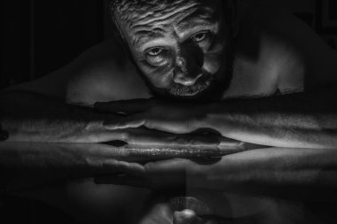 Siyah-beyaz insan yüzünün yansımasıyla cam üzerinde uzanan görüntüsü. Salvador, Bahia, Brezilya.