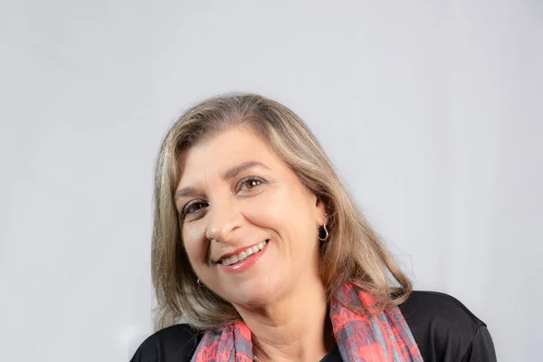 Retrato Uma Mulher Contra Fundo Claro Salvador Bahia Brasil — Fotografia de Stock