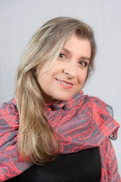 Retrato Uma Mulher Contra Fundo Claro Salvador Bahia Brasil — Fotografia de Stock