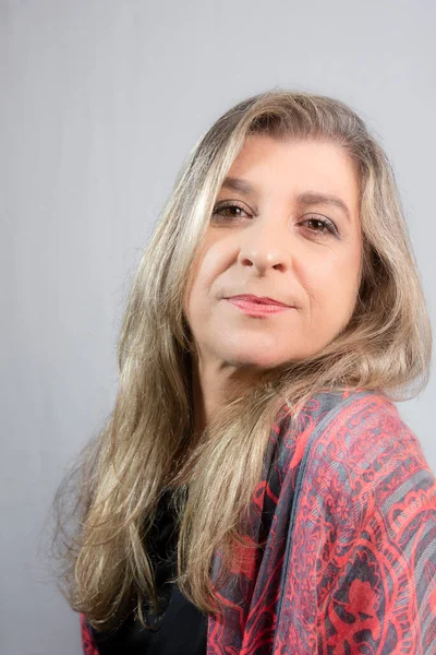 Retrato Uma Mulher Contra Fundo Claro Salvador Bahia Brasil — Fotografia de Stock
