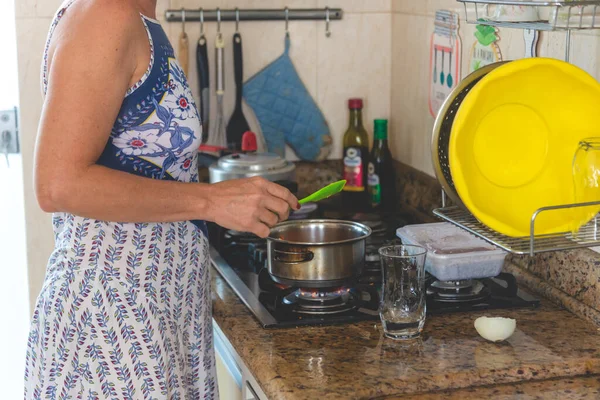 Young Woman Making Food Pan Green Plastic Spatula — Fotografia de Stock