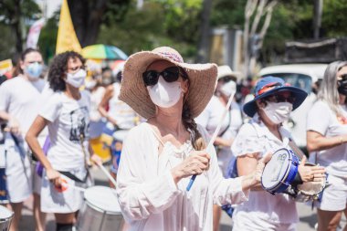 Salvador, Bahia, Brezilya - 02 Ekim 2021: Salvador, Bahia 'da Başkan Bolsonaro hükümetine karşı düzenlenen etkinlikte pankart, poster ve çığlıklarla protesto eden insanlar.