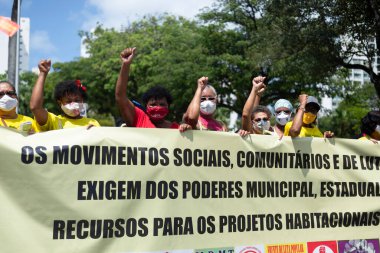 Salvador, Bahia, Brezilya - 02 Ekim 2021: Salvador, Bahia 'da Başkan Bolsonaro hükümetine karşı düzenlenen etkinlikte pankart, poster ve çığlıklarla protesto eden insanlar.