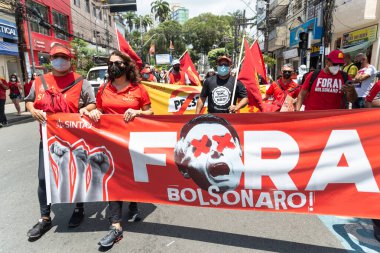Salvador, Bahia, Brezilya - 02 Ekim 2021: Salvador, Bahia 'da Başkan Bolsonaro hükümetine karşı düzenlenen etkinlikte pankart, poster ve çığlıklarla protesto eden insanlar.
