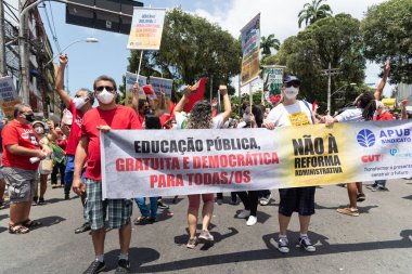 Salvador, Bahia, Brezilya - 02 Ekim 2021: Salvador, Bahia 'da Başkan Bolsonaro hükümetine karşı düzenlenen etkinlikte pankart, poster ve çığlıklarla protesto eden insanlar.