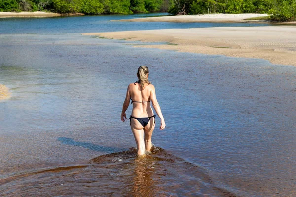 Joven Hermosa Mujer Caminando Dentro Del Agua Rojiza Praia Guaibim —  Fotos de Stock