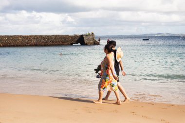 Salvador, Bahia, Brezilya - Haziran 04, 2022: Salvador, Bahia State, Brezilya 'da Porto da Barra' da insanlar eğleniyor.