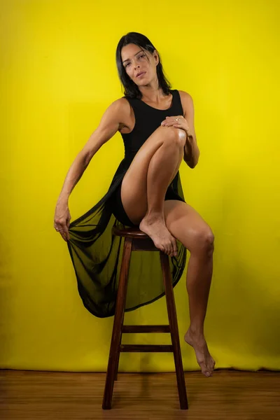 벤치에 노란색 배경에 드레스를 스튜디오에 살바도르 바히아 브라질 — 스톡 사진