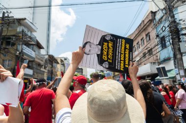 Salvador, Bahia, Brezilya - 02 Ekim 2021: Protestocu, Salvador kentinde Başkan Jair Bolsonaro 'ya karşı düzenlenen bir gösteri sırasında bir poster taşıdı..