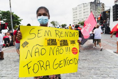 Salvador, Bahia, Brezilya - 02 Ekim 2021: Protestocu, Salvador kentinde Başkan Jair Bolsonaro 'ya karşı düzenlenen bir gösteri sırasında bir poster taşıdı..