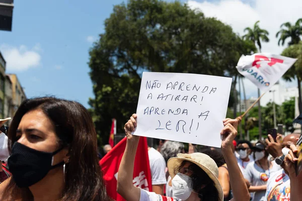 Salvador, Bahia, Brezilya - 02 Ekim 2021: Protestocu, Salvador kentinde Başkan Jair Bolsonaro 'ya karşı düzenlenen bir gösteri sırasında bir poster taşıdı..