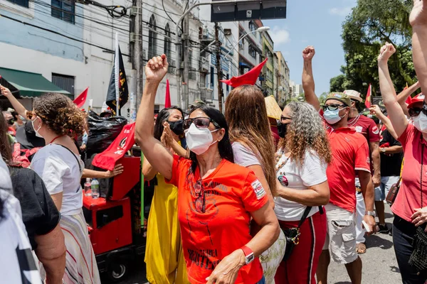 Salvador, Bahia, Brezilya - 02 Ekim 2021: Protestocu, Salvador kentinde Başkan Jair Bolsonaro 'yu protesto ederken çığlıklar attı.