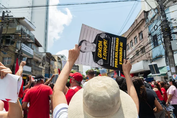 Salvador, Bahia, Brezilya - 02 Ekim 2021: Protestocu, Salvador kentinde Başkan Jair Bolsonaro 'ya karşı düzenlenen bir gösteri sırasında bir poster taşıdı..
