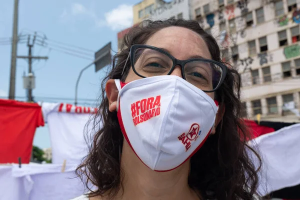 Salvador, Bahia, Brezilya - 02 Ekim 2021: Protestocu, Salvador kentinde Başkan Jair Bolsonaro 'yu protesto ederken çığlıklar attı.