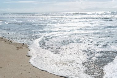 Dalgalar boş kumsalın kumlarına vuruyor. Guaibim plajı, Bahia, Brezilya Denizi kıyısında.