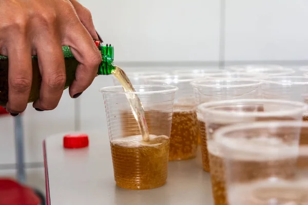 Соду Наливают Пластиковую Чашку Напиться Сальвадор Бахия Бразилия — стоковое фото