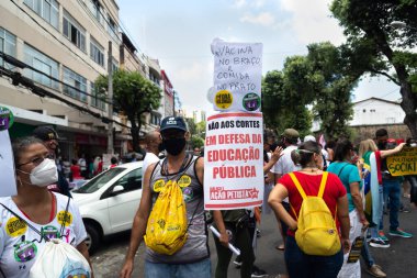 Salvador, Bahia, Brezilya - 02 Ekim 2021: Protestocu, Salvador kentinde Başkan Jair Bolsonaro 'ya karşı düzenlenen bir gösteri sırasında bir poster taşıdı..